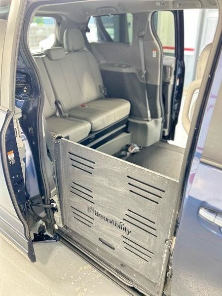 Used 2020 Toyota Sienna XLE w/ XLE Navigation Package FWD image 22