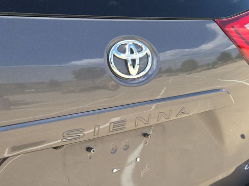 Used 2017 Toyota Sienna LE FWD image 11