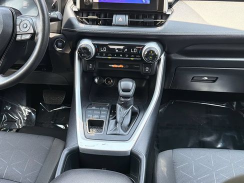 Used 2025 Toyota RAV4 XLE AWD/4WD image 17