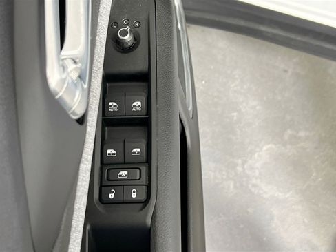 Used 2022 Jeep Compass Latitude w/ Sun and Sound Group image 17