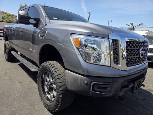 Used 2018 Nissan Titan SV w/ SV Convenience Package AWD/4WD image 8