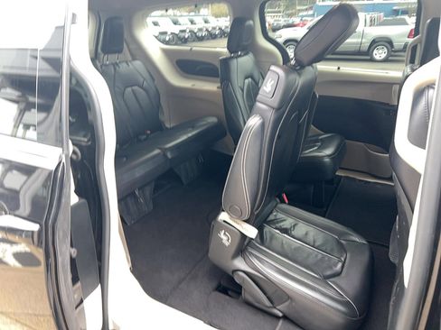 Used 2020 Chrysler Pacifica Touring-L image 22