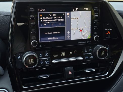 Used 2020 Toyota Highlander XLE AWD/4WD image 34