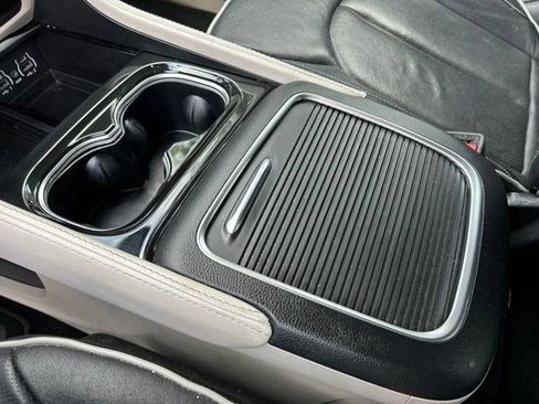 Used 2023 Chrysler Pacifica Limited FWD image 34