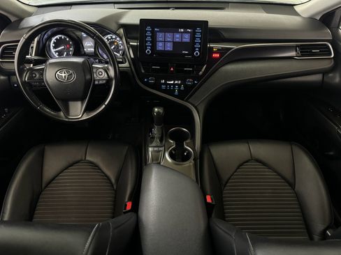 Used 2022 Toyota Camry SE image 2