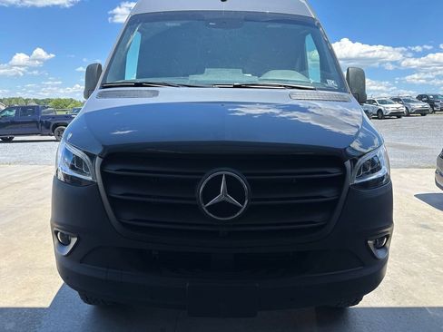Used 2024 Mercedes-Benz Sprinter 2500 image 2