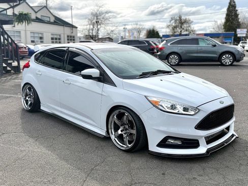 Used 2017 Ford Focus ST w/ Equipment Group 401A FWD image 6