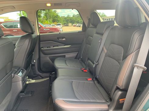 Used 2023 Nissan Pathfinder Platinum w/ Cargo Package AWD/4WD image 11