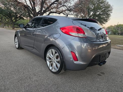Used 2013 Hyundai Veloster w/ Style Pkg image 4