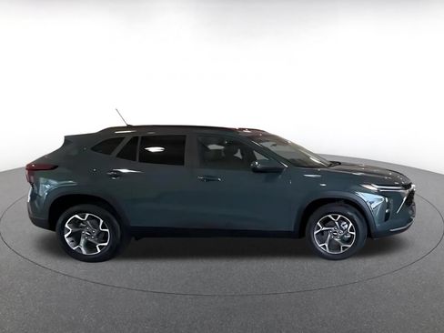 Used 2025 Chevrolet Trax LT FWD image 11