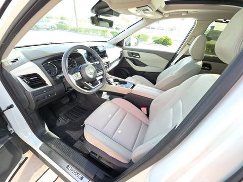 Used 2023 Nissan Rogue SL w/ SL Premium Package image 12