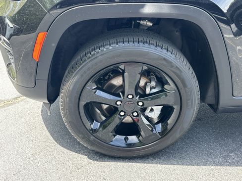 Used 2024 Jeep Grand Cherokee Limited w/ Black Appearance Package AWD/4WD image 13