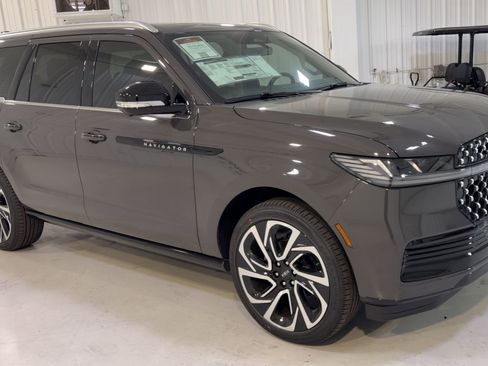 New 2026 Lincoln Navigator L Black Label AWD/4WD image 3