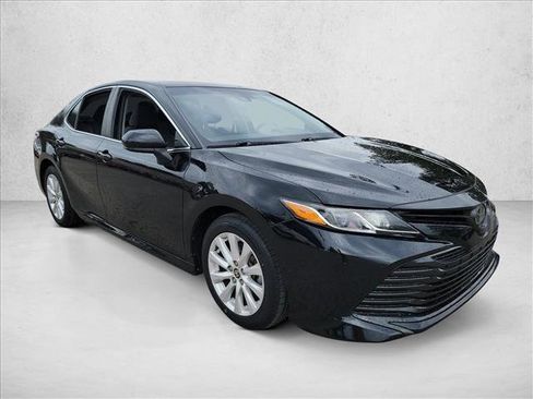 Used 2020 Toyota Camry LE image 3