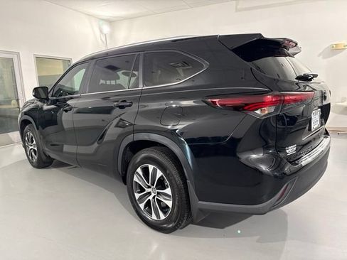 Used 2024 Toyota Highlander XLE FWD image 5