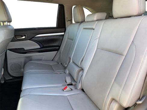 Used 2019 Toyota Highlander XLE image 14