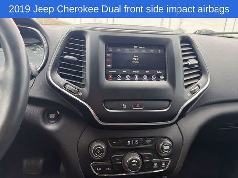 Used 2019 Jeep Cherokee Latitude Plus AWD/4WD image 18