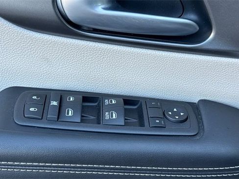 Used 2024 Chrysler Pacifica Touring-L image 12