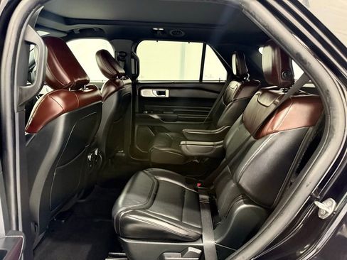 Used 2020 Ford Explorer Platinum w/ Premium Technology Package image 18