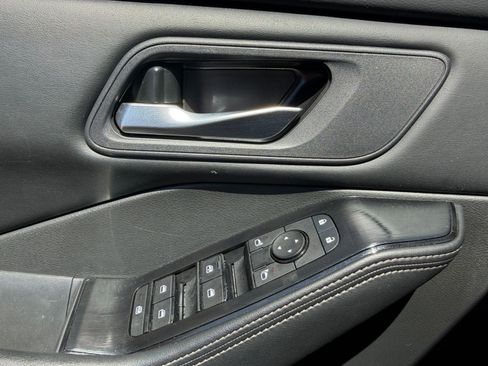 Used 2025 Nissan Rogue SV AWD/4WD image 18