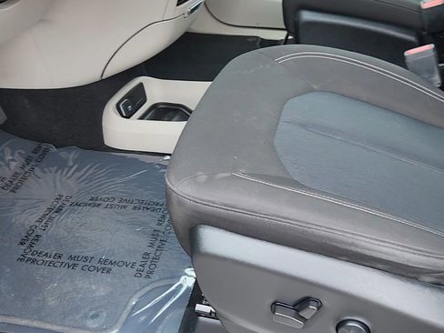 Used 2022 Chrysler Voyager LX FWD image 31