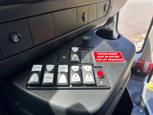 Used 2014 Chevrolet Express 3500 RWD image 13