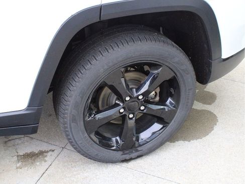 Used 2023 Jeep Grand Cherokee Limited w/ Black Appearance Package AWD/4WD image 12