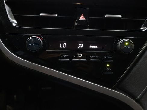 Used 2021 Toyota Camry SE image 23