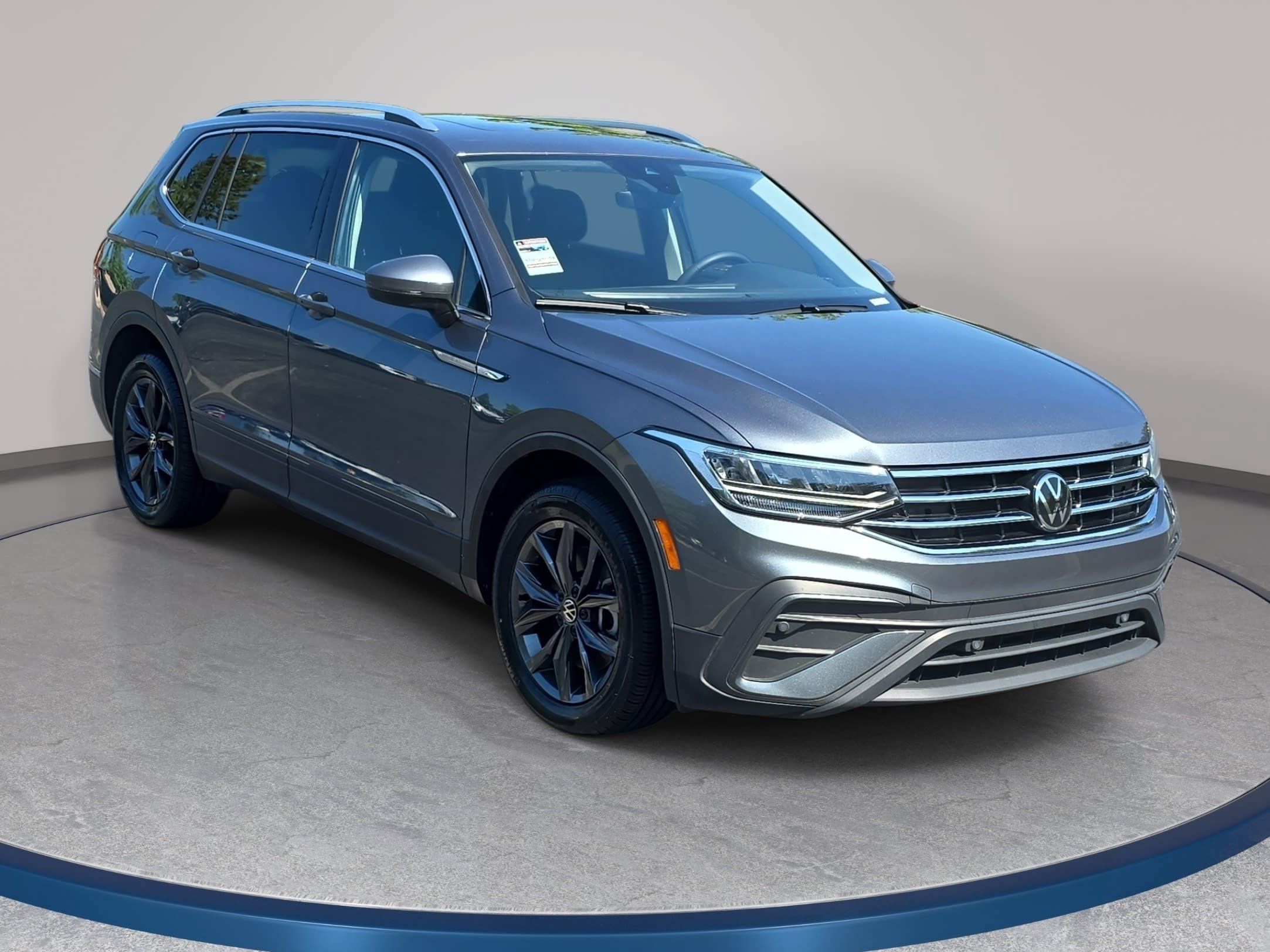 Certified 2024 Volkswagen Tiguan SE FWD image 3