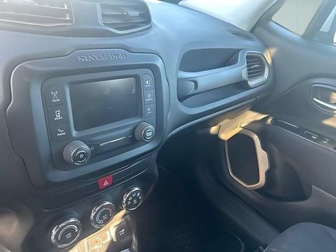 Used 2017 Jeep Renegade Latitude FWD image 12