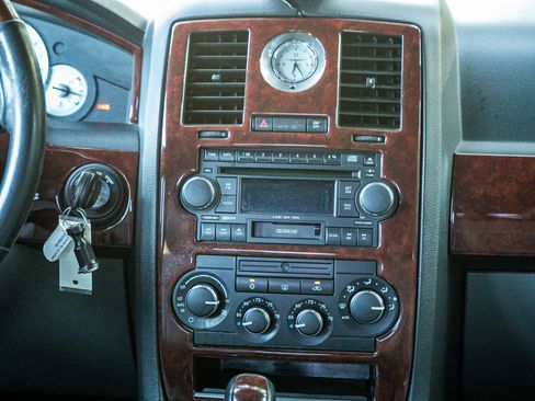 Used 2005 Chrysler 300 Touring image 23