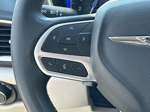 Used 2023 Chrysler Pacifica Touring-L FWD image 18