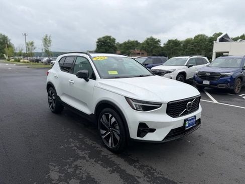 Used 2024 Volvo XC40 B5 Plus w/ Climate Package AWD/4WD image 4