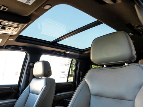 Used 2022 GMC Yukon XL SLT w/ SLT Premium Package RWD image 5