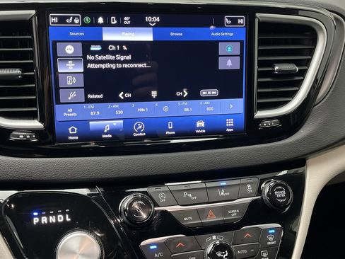 Used 2024 Chrysler Pacifica Touring-L image 17