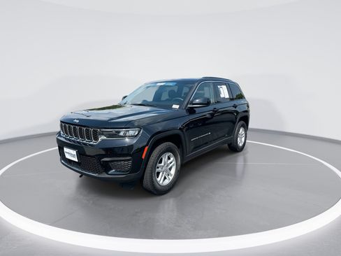 Used 2024 Jeep Grand Cherokee Laredo w/ Luxury Tech Group I AWD/4WD image 5