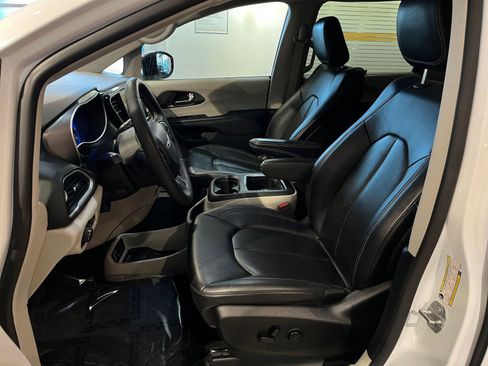 Used 2024 Chrysler Pacifica Touring-L image 27