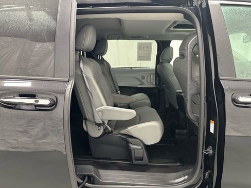 Used 2025 Toyota Sienna XLE image 55