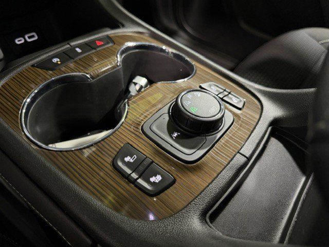 Certified 2023 GMC Acadia SLE w/ Driver Convenience Package AWD/4WD image 12