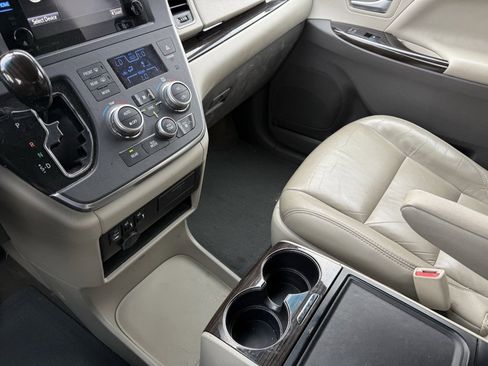 Used 2017 Toyota Sienna XLE image 20