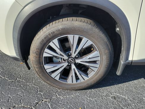 Used 2023 Nissan Rogue SV w/ SV Premium B Package FWD image 4