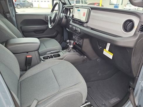 Used 2025 Jeep Gladiator Sport image 24