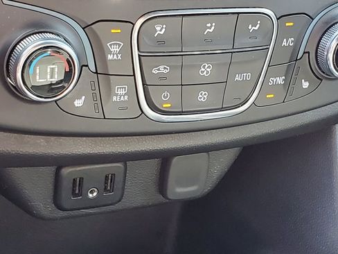 Used 2023 Chevrolet Traverse LT image 25