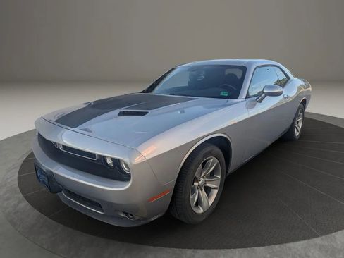 Used 2018 Dodge Challenger SXT image 1