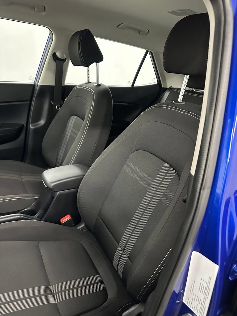 Used 2022 Hyundai Venue FWD image 12