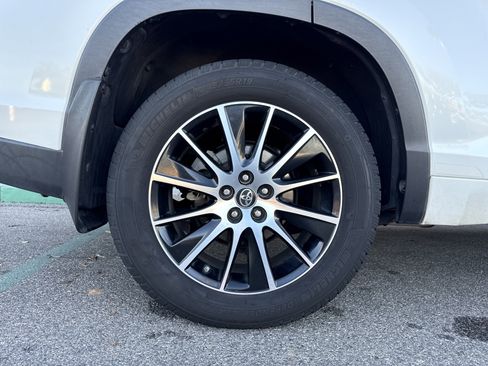 Used 2017 Toyota Highlander SE image 38