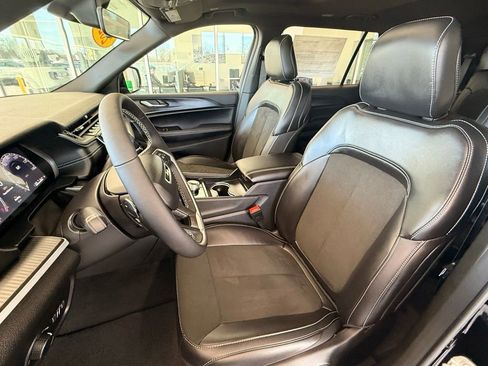 Used 2025 Jeep Grand Cherokee L Altitude image 15