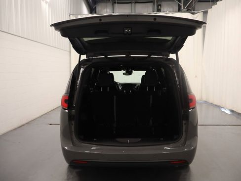 Used 2025 Chrysler Pacifica Limited image 19