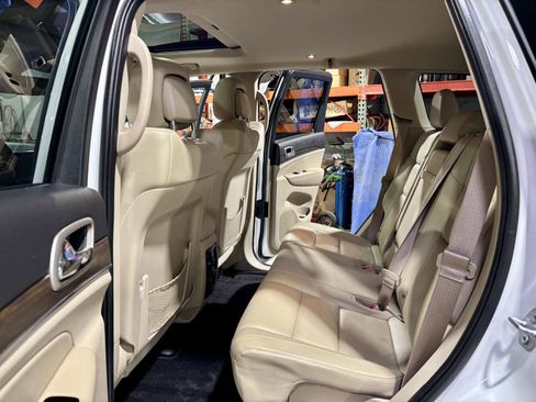 Used 2017 Jeep Grand Cherokee Limited image 18