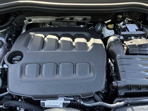 Used 2025 Volkswagen Tiguan SE AWD/4WD image 18